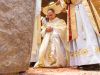 Momento da ordenação em que Dom Valdir recebe a prece de Ordenação com o livro dos evangelhos sob sua cabeça