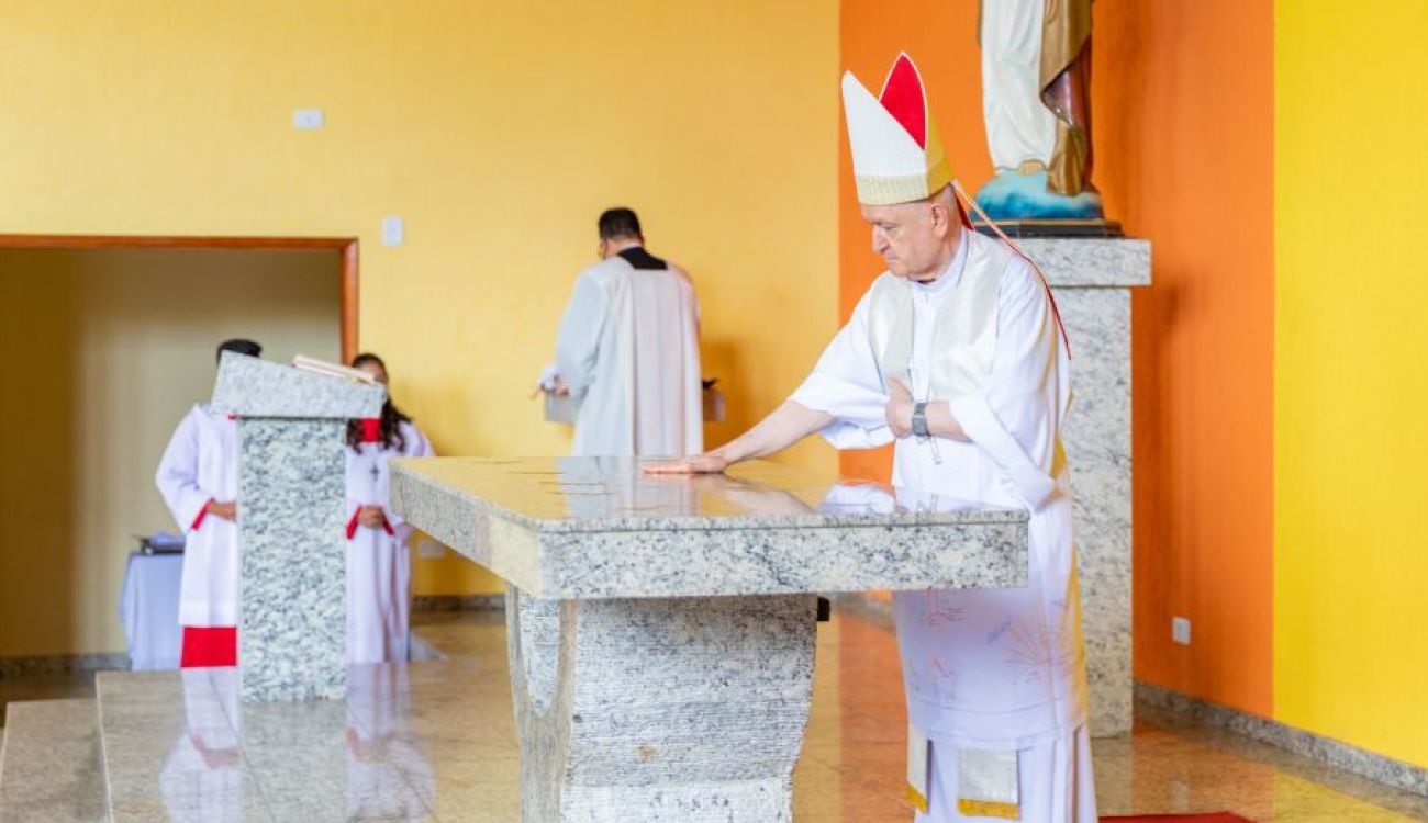 Dom Luiz durante rito de sagração do altar