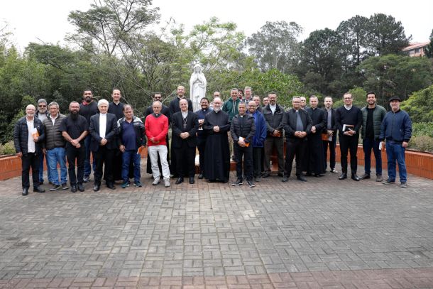 Padres das foranias Itapecerica e Embu reunidos com Dom Valdir para mais uma formação do clero