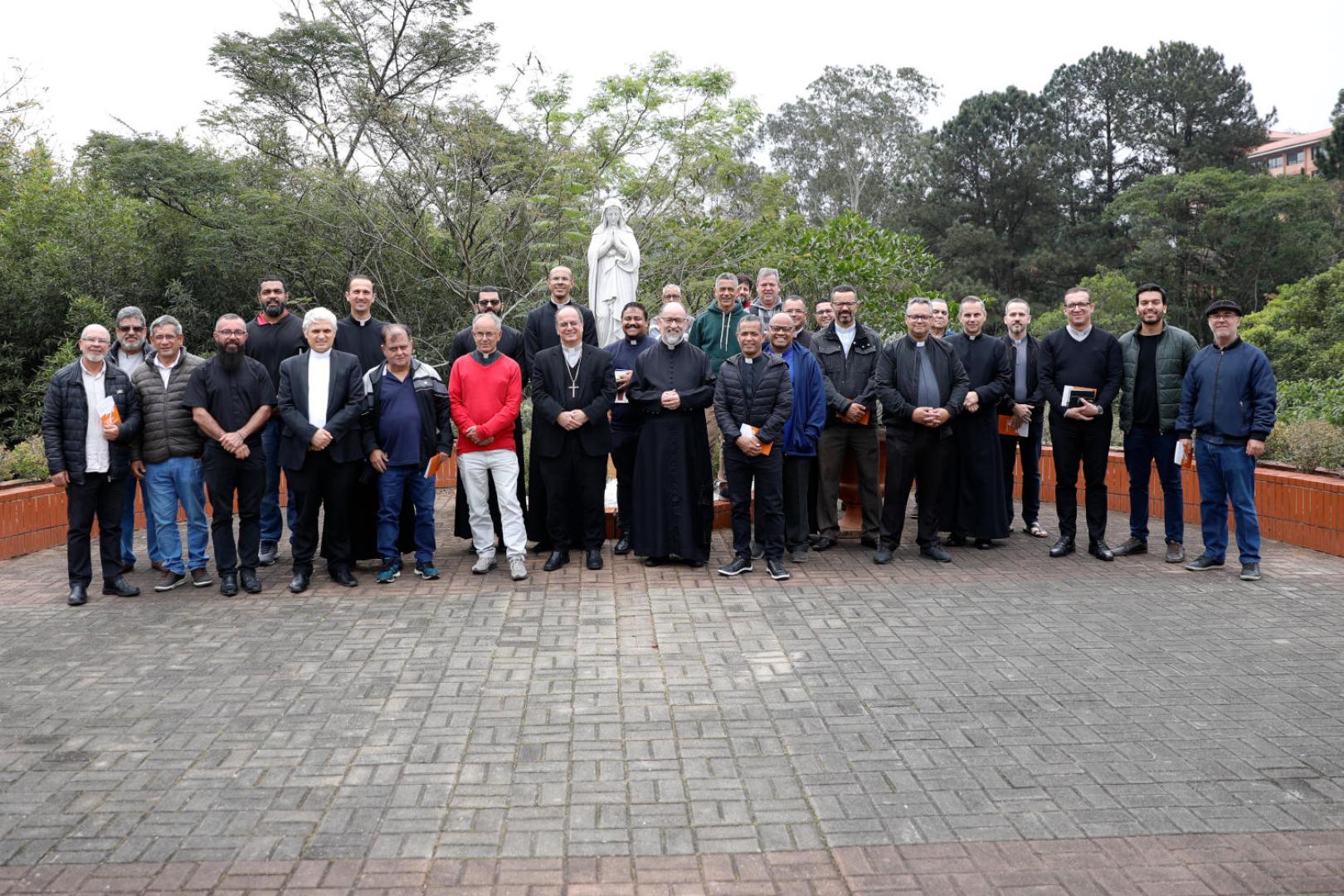 Padres das foranias Itapecerica e Embu reunidos com Dom Valdir para mais uma formação do clero