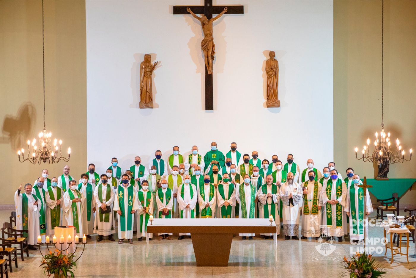 Padres reunidos ao final da celebração eucarística