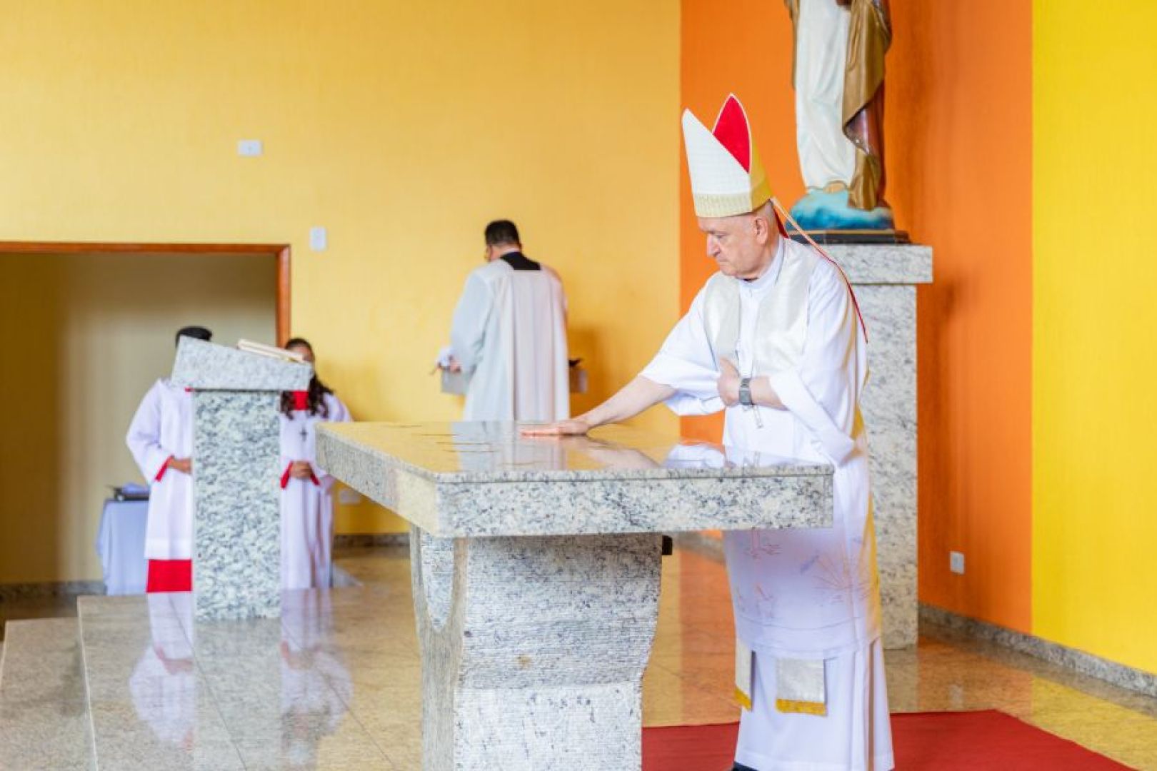 Dom Luiz durante rito de sagração do altar